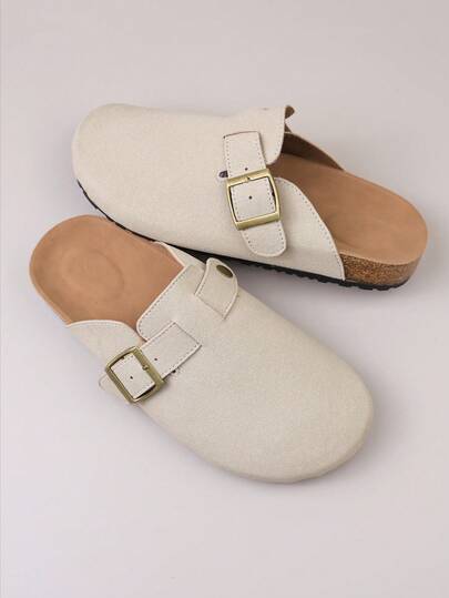زوج من الصنادل الكاجوال ذات الإغلاق المعدني المزين بالجلد المدبوغ الناعم، ذات فتحة للارتداء السهل، أصابع قدم مستديرة، كعب منخفض سميك وقاعدة ناعمة، مناسبة للارتداء اليومي