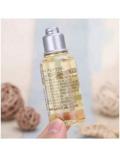 L'Occitane زيت دش لوكسيتان الأمند | 35 مل حجم صغير، مُزود ببشور اللوز، مرطب وناعم لجلود الجافة، لاستخدام يومي