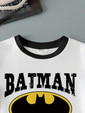 BATMAN X SHEIN قميص تي شيرت قصير الأكمام للأولاد في الصيف، بتصميم كاجوال شارع، مزين برسم الخفاش والحروف الجرافيكية والخطوط المتعرجة