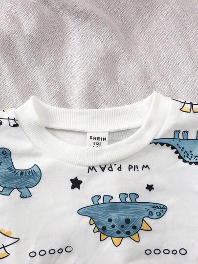 SHEIN Playful Pals مجموعة ملابس علوية بياقة مستديرة بطبعة ديناصور وبنطلون أخضر سادة مناسبة للأطفال الصبية، مناسبة للعب في الخارج والملابس الكاجوال والرياضية، للربيع والخريف
