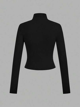 SHEIN EZwear قطعتان من ملابس اليوغا والياقة البدنية المرنة المصممة بشكل مثالي باللونين الأبيض والأسود، تي شيرت بأكمام طويلة مزين بطباعة حرفية أنيقة مناسبة للخريف والشتاء