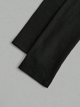 SHEIN EZwear قطعتان من ملابس اليوغا والياقة البدنية المرنة المصممة بشكل مثالي باللونين الأبيض والأسود، تي شيرت بأكمام طويلة مزين بطباعة حرفية أنيقة مناسبة للخريف والشتاء
