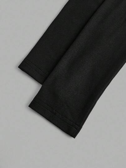 SHEIN EZwear قطعتان من ملابس اليوغا والياقة البدنية المرنة المصممة بشكل مثالي باللونين الأبيض والأسود، تي شيرت بأكمام طويلة مزين بطباعة حرفية أنيقة مناسبة للخريف والشتاء