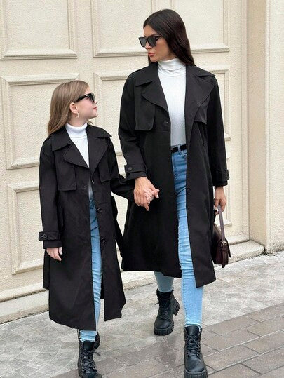 SHEIN Serisse Kids معطف طويل فضفاض مزين بوشاح وجيب وربطة عنق للفتيات المراهقات، بأسلوب عسكري كاجوال، مناسب للتنقل والأنشطة الخارجية، للعودة إلى المدرسة، ملابس متطابقة للأم والابنة