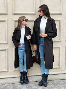 SHEIN Serisse Kids معطف طويل فضفاض مزين بوشاح وجيب وربطة عنق للفتيات المراهقات، بأسلوب عسكري كاجوال، مناسب للتنقل والأنشطة الخارجية، للعودة إلى المدرسة، ملابس متطابقة للأم والابنة