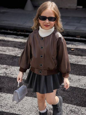 Elladie kids جاكيت جلد بنية كم طويل بياقة دائرية لفتيات الشارع، تصميم بسيط بصف واحد من الأزرار ذات الحواف السوداء، جيوب وهمية، أساور ومنطقة الخصر مرنة، جاكيت عصرية ومريحة للربيع/الخريف