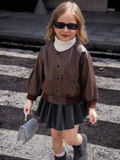 Elladie kids جاكيت جلد بنية كم طويل بياقة دائرية لفتيات الشارع، تصميم بسيط بصف واحد من الأزرار ذات الحواف السوداء، جيوب وهمية، أساور ومنطقة الخصر مرنة، جاكيت عصرية ومريحة للربيع/الخريف