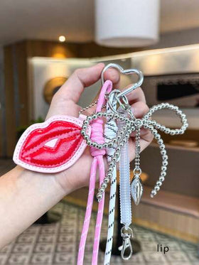 Yogodlns سلسلة مفاتيح قلب مزخرف بزهرة الكاميليا مصنوعة يدويًا، قلادة عقدة DIY بسيطة وإبداعية مع شرابة، سلسلة مفاتيح جلدية بشكل شريط عنق الفراشة، قلادة سيارة، تعليقة حقيبة