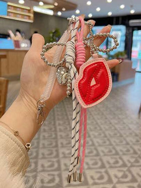 Yogodlns سلسلة مفاتيح قلب مزخرف بزهرة الكاميليا مصنوعة يدويًا، قلادة عقدة DIY بسيطة وإبداعية مع شرابة، سلسلة مفاتيح جلدية بشكل شريط عنق الفراشة، قلادة سيارة، تعليقة حقيبة