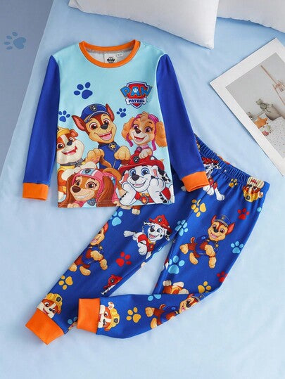 SHEIN | PAW Patrol مجموعة بيجاما مريحة مكونة من قميص بياقة دائرية وأكمام طويلة مطبوع عليه صور كلاب وبنطلون، مناسبة للأولاد الصغار، قطعتان
