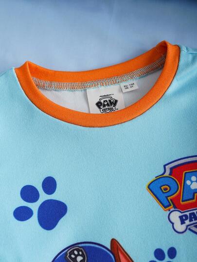 SHEIN | PAW Patrol مجموعة بيجاما مريحة مكونة من قميص بياقة دائرية وأكمام طويلة مطبوع عليه صور كلاب وبنطلون، مناسبة للأولاد الصغار، قطعتان