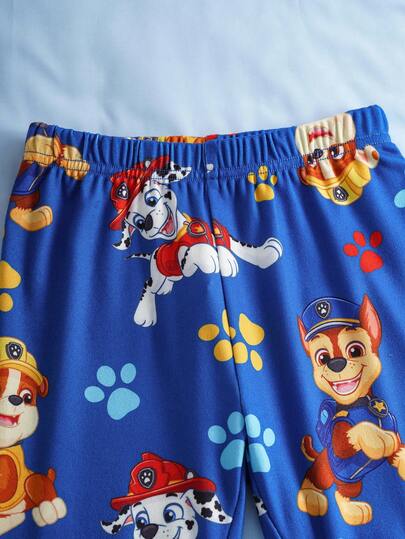 SHEIN | PAW Patrol مجموعة بيجاما مريحة مكونة من قميص بياقة دائرية وأكمام طويلة مطبوع عليه صور كلاب وبنطلون، مناسبة للأولاد الصغار، قطعتان