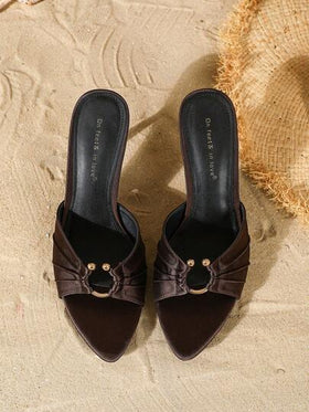 On feet& in love صندل نسائي أنيق من الساتان مطوي مع إبزيم معدني دائري، كعب عالي مفتوح الأصبع، مناسب لارتداء الفساتين في الصيف، أنيق، مول