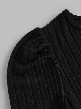 SHEIN فستان بناتي ماكسي أنيق بأكمام منفوخة مطبوع بزهور على خلفية لون أسود، تفاصيل ربطة الخلف وأكمام كبيرة الحجم، فستان بناتي فاخر وعتيق