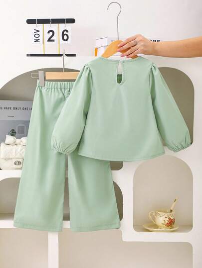 SHEIN Playful Pals مجموعة فتاة شابة أنيقة وحلوة تتكون من ملابس علوية مزينة بفيونكة + بنطلون ساق واسعة، للربيع/الخريف