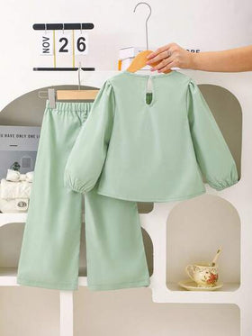 SHEIN Playful Pals مجموعة فتاة شابة أنيقة وحلوة تتكون من ملابس علوية مزينة بفيونكة + بنطلون ساق واسعة، للربيع/الخريف