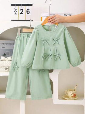 SHEIN Playful Pals مجموعة فتاة شابة أنيقة وحلوة تتكون من ملابس علوية مزينة بفيونكة + بنطلون ساق واسعة، للربيع/الخريف
