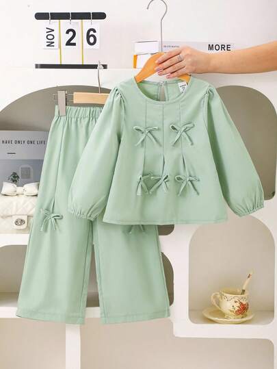 SHEIN Playful Pals مجموعة فتاة شابة أنيقة وحلوة تتكون من ملابس علوية مزينة بفيونكة + بنطلون ساق واسعة، للربيع/الخريف