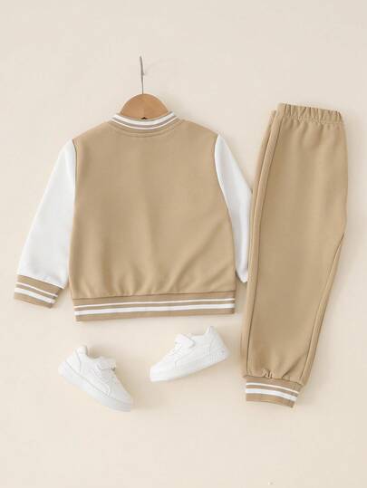 SHEIN Explorewe مجموعة ملابس بطراز كلاسيكي للأولاد: ملابس علوية سوداء محبوكة مع أكمام بيضاء، مطبوع عليها حرف A كبير، وبنطلون رياضي مطابق مطبوع مع طوق مرن، أساور ومنطقة الخصر، مظهر رياضي وكاجوال مناسب للربيع/الخريف، للاستخدام اليومي، المدرسة، السفر