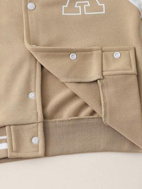 SHEIN Explorewe مجموعة ملابس بطراز كلاسيكي للأولاد: ملابس علوية سوداء محبوكة مع أكمام بيضاء، مطبوع عليها حرف A كبير، وبنطلون رياضي مطابق مطبوع مع طوق مرن، أساور ومنطقة الخصر، مظهر رياضي وكاجوال مناسب للربيع/الخريف، للاستخدام اليومي، المدرسة، السفر