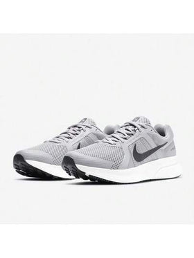 Nike أحذية تدريب وركض خفيفة الوزن، متينة، ماصة للصدمات للرجال. أحذية رياضية جديدة خفيفة الوزن وراحة للارتداء اليومي. أحذية رياضية كاجوال متعددة الاستخدامات RUN SWIFT 2 رمادي أسود بشعار سويش. أحذية رياضية أساسية. CU3517-014