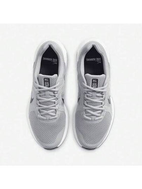 Nike أحذية تدريب وركض خفيفة الوزن، متينة، ماصة للصدمات للرجال. أحذية رياضية جديدة خفيفة الوزن وراحة للارتداء اليومي. أحذية رياضية كاجوال متعددة الاستخدامات RUN SWIFT 2 رمادي أسود بشعار سويش. أحذية رياضية أساسية. CU3517-014
