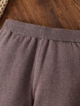 SHEIN بدلة كاجوال للأطفال الصبيان تتكون من كنزة صوفية بياقة بولو وأكمام راجلان مخططة وبنطال مصنوع من الأقمشة المحبوكة، للخريف