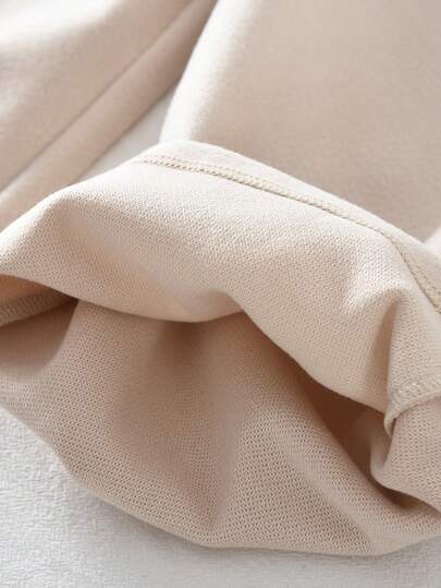 مجموعة من قطعتين للبنات من عمر 3-7 سنوات، تتكون من ملابس علوية أساسية بأكمام طويلة ذات لون واحد وبدلة قصيرة ذات طوق مزخرف، ملابس خريفية