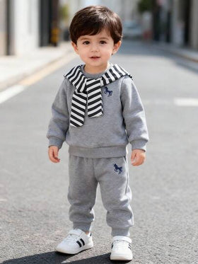 SHEIN Playful Pals 3 قطع طقم ملابس شتوية للأطفال الرضع الصبيان، يتكون من بلوزة رقبة طاقم مطرزة بنمط مبطنة حرارياً وبنطال ذو طوق شال مخطط، مجموعة ملابس كاجوال للأطفال الرضع في فصل الخريف والشتاء