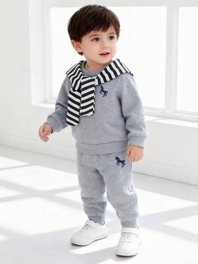 SHEIN Playful Pals 3 قطع طقم ملابس شتوية للأطفال الرضع الصبيان، يتكون من بلوزة رقبة طاقم مطرزة بنمط مبطنة حرارياً وبنطال ذو طوق شال مخطط، مجموعة ملابس كاجوال للأطفال الرضع في فصل الخريف والشتاء