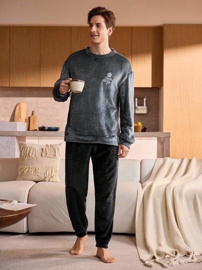 Manfinity Underwear&Sleepwear Basics طقم بيجامة من قطعتين (ملابس علوية بياقة طاقم وبنطال طويل) من الفليس الناعم للرجال، ملابس خريف وشتاء، مريحة