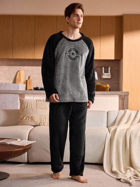 Manfinity Underwear&Sleepwear Basics مجموعة بيجامة رجالية من الفليس الناعم 2 قطعة، بتصميم كلاسيكي أساسي، مريحة وناعمة للارتداء المنزلي، ملابس خريف وشتاء دافئة