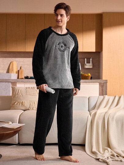 Manfinity Underwear&Sleepwear Basics مجموعة بيجامة رجالية من الفليس الناعم 2 قطعة، بتصميم كلاسيكي أساسي، مريحة وناعمة للارتداء المنزلي، ملابس خريف وشتاء دافئة