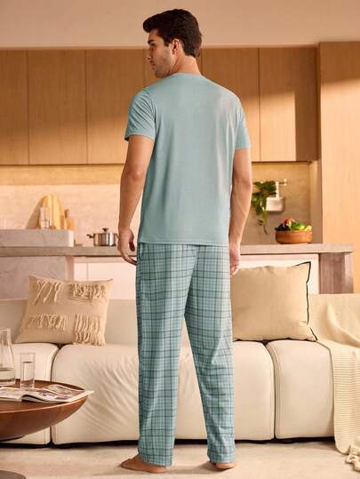 Manfinity Underwear&Sleepwear Basics طقم بيجامة رجالي مكون من ملابس علوية بياقة طاقم وأكمام قصيرة وبنطلون مربعات