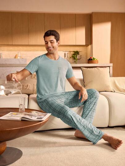 Manfinity Underwear&Sleepwear Basics طقم بيجامة رجالي مكون من ملابس علوية بياقة طاقم وأكمام قصيرة وبنطلون مربعات