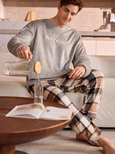 Manfinity Underwear&Sleepwear Basics مجموعة بيجامات رجالية من ملابس علوية كم طويل بطبعة حرفية وبنطلون مربعات فلانيل (مربعات رمادية، ناعم ومريح للارتداء المنزلي)، ملابس خريف وشتاء، مريحة