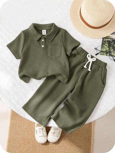 SHEIN مجموعة قميص قصير الأكمام مع طوق بولو وسروال بنطلون طويل كاجوال للأطفال الصبية، 2 قطعة في المجموعة