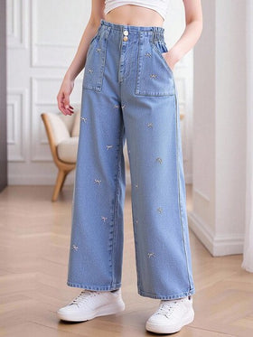 SHEIN Sparklyn بنطلون جينز مستقيم الساق مغسول بلون أزرق فاتح، تصميم خصر مزخرف بزهور عصري مناسب للمراهقات، قطعة فضفاضة وواسعة الساق، مزين بفيونكة وطرز وردي، مناسب لجميع المواسم