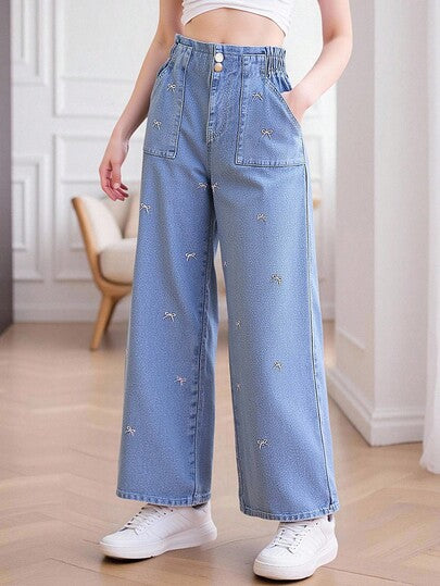 SHEIN Sparklyn بنطلون جينز مستقيم الساق مغسول بلون أزرق فاتح، تصميم خصر مزخرف بزهور عصري مناسب للمراهقات، قطعة فضفاضة وواسعة الساق، مزين بفيونكة وطرز وردي، مناسب لجميع المواسم