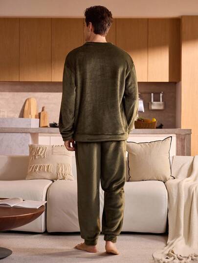 Manfinity Underwear&Sleepwear Basics مجموعة بيجامة رجالية من قطعتين (ملابس علوية كم طويل رقبة طاقم وبنطلون طويل) ذات لون أخضر عسكري كلاسيكي، قطنية ناعمة ودافئة مناسبة للخريف والشتاء