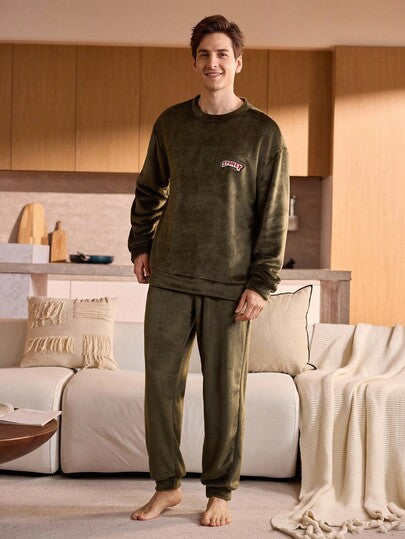 Manfinity Underwear&Sleepwear Basics مجموعة بيجامة رجالية من قطعتين (ملابس علوية كم طويل رقبة طاقم وبنطلون طويل) ذات لون أخضر عسكري كلاسيكي، قطنية ناعمة ودافئة مناسبة للخريف والشتاء