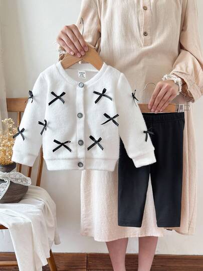 SHEIN طقم ملابس شتوي مكون من كارديجان مزين بفيونكة وبنطلون ليجنز للأطفال الرضع والصغار من عمر 0-3 سنوات