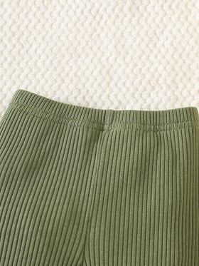 SHEIN طقم ملابس للأطفال حديثي الولادة الذكور مكون من بدلة قطعة واحدة بأكمام طويلة بنقشة ديناصور مع بنطلون وقبعة باللون الأخضر، 3 قطع من القماش الناعم والمريح، تصميم كرتوني جذاب للموسم الخريفي والشتوي، مناسب كهدية منزلية