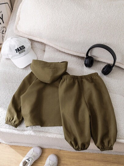 SHEIN طقم ملابس كاجوال رياضي للخريف لطفل ولد، قميص ثقيل بقبعة أخضر جيش وبنطال خصر مطاطي 2قطعة