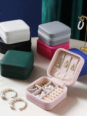 1 قطعة صندوق مجوهرات سفر صغير، جلد PU مع مرآة، صندوق مجوهرات مربع مزود بسحاب، صندوق مجوهرات جلدي صغير عصري وشخصي، مناسب لتخزين الأقراط والقلائد والخواتم، صندوق تخزين مجوهرات صغير مقاوم للغبار، صندوق تخزين مجوهرات وصندوق مستحضرات تجميل، هدية مثالية لتخزين