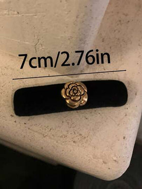 قطعتان من مشابك الشعر المزخرفة بالزهور بقطر 7 سم/2.76 بوصة، أنيقة وعصرية وأنيقة بلون أحادي، مناسبة للاستخدام اليومي والكاجوال والحفلات والتنقل والشاطئ وتسريحات الشعر المرفوعة والذيل الحصان وغسل الوجه والمكياج والملابس والإكسسوارات الشعرية