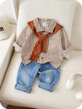 SHEIN مجموعة 3 قطع قميص مخطط كاجوال للأطفال الصبية، وشال بني، وبنطلون جينز أزرق، مناسبة لحفلة عيد الميلاد، الحفلات المسائية، الحفلات، حفل الزفاف، شهر الطفل الأول، المعمودية وعيد الميلاد الأول، روضة الأطفال
