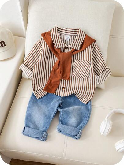 SHEIN مجموعة 3 قطع قميص مخطط كاجوال للأطفال الصبية، وشال بني، وبنطلون جينز أزرق، مناسبة لحفلة عيد الميلاد، الحفلات المسائية، الحفلات، حفل الزفاف، شهر الطفل الأول، المعمودية وعيد الميلاد الأول، روضة الأطفال