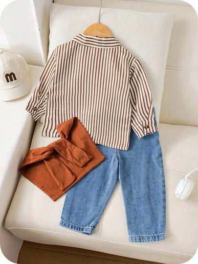SHEIN مجموعة 3 قطع قميص مخطط كاجوال للأطفال الصبية، وشال بني، وبنطلون جينز أزرق، مناسبة لحفلة عيد الميلاد، الحفلات المسائية، الحفلات، حفل الزفاف، شهر الطفل الأول، المعمودية وعيد الميلاد الأول، روضة الأطفال