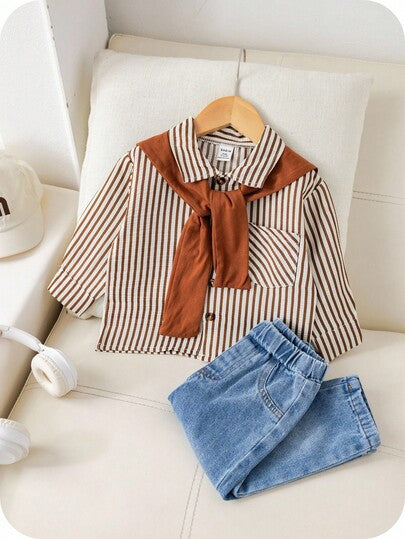 SHEIN مجموعة 3 قطع قميص مخطط كاجوال للأطفال الصبية، وشال بني، وبنطلون جينز أزرق، مناسبة لحفلة عيد الميلاد، الحفلات المسائية، الحفلات، حفل الزفاف، شهر الطفل الأول، المعمودية وعيد الميلاد الأول، روضة الأطفال